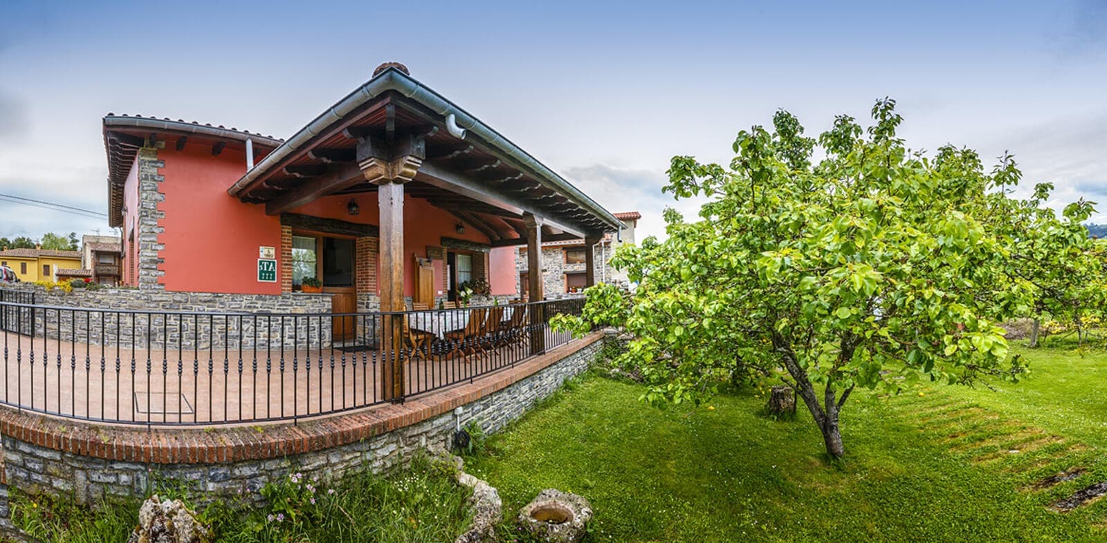 Mirador de Rodiles vista casa y jard�n